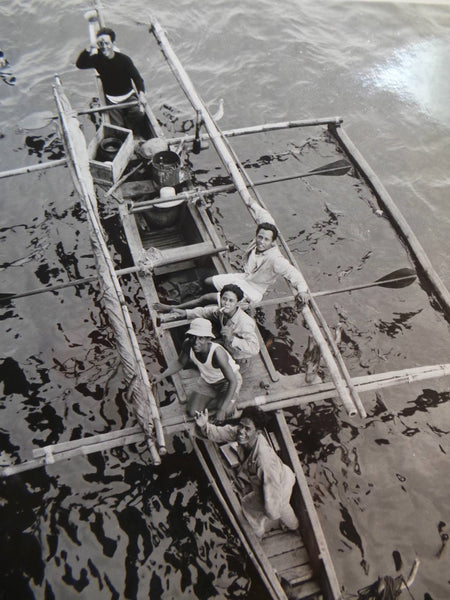 Rare1945 Photo PHILIPPINE ISLAND NATIVES Selling Souvenirs Boat MANILA HARBOR